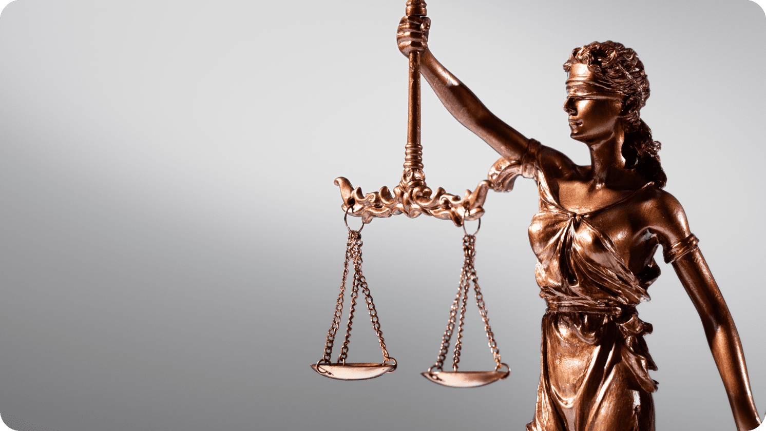 Estátua da Justiça segurando a balança