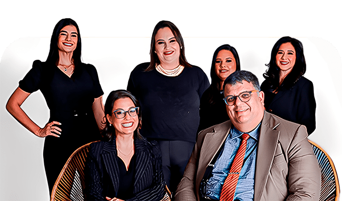 Equipe do Lago Lima Advogados reunida, com os sócios sentados à frente
